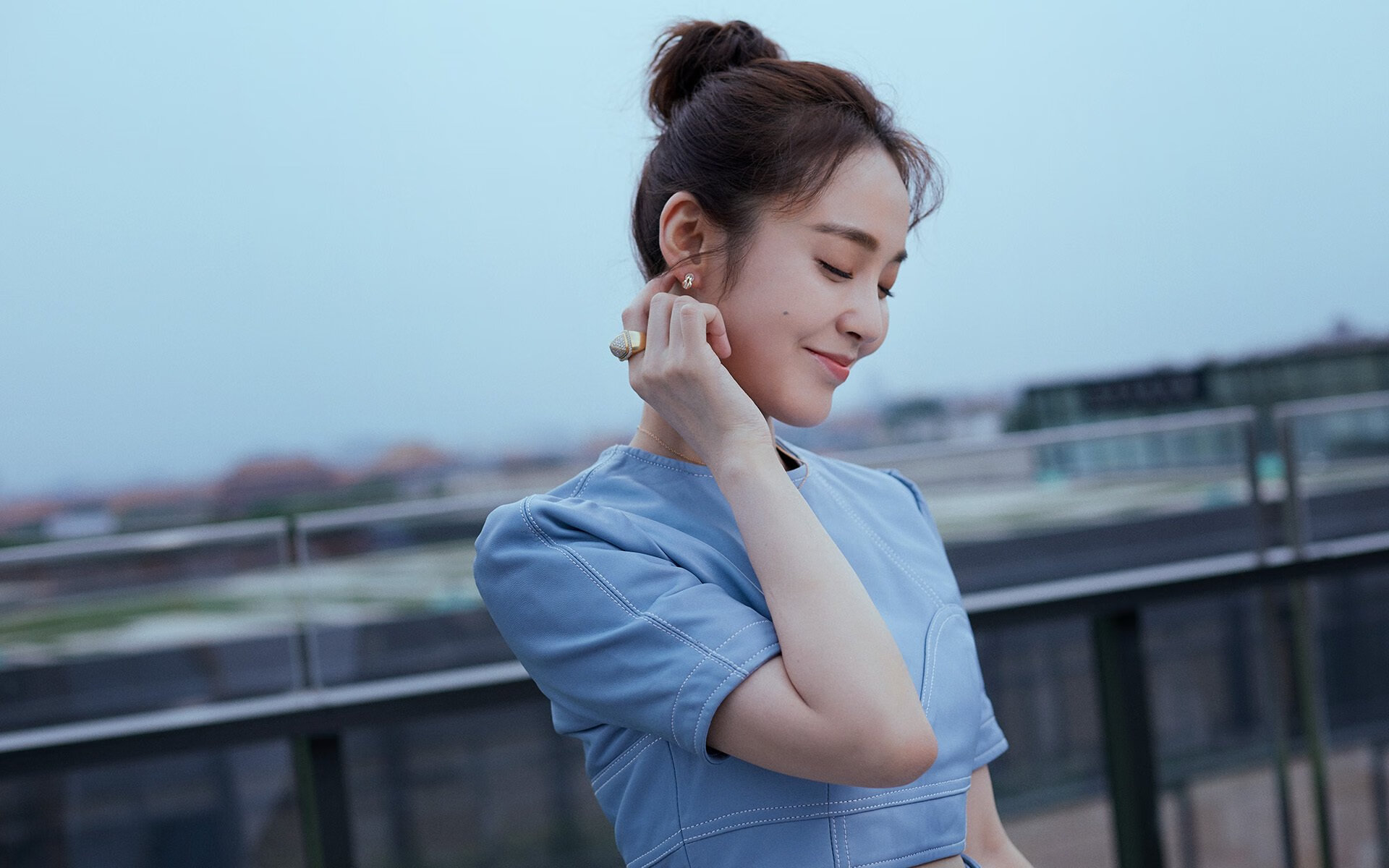 随机球场上的较量，胜负之间无法预测，球队的胜负是由裁判来决定的