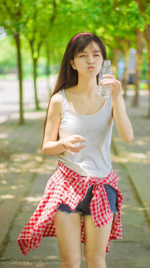 九游(jiuyou)官方网站-张雨霏与外国选手合影气氛融洽,张雨霏比赛现场